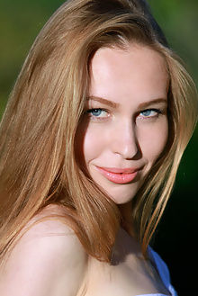 tiffany bene new model presenting matiss outdoor blonde